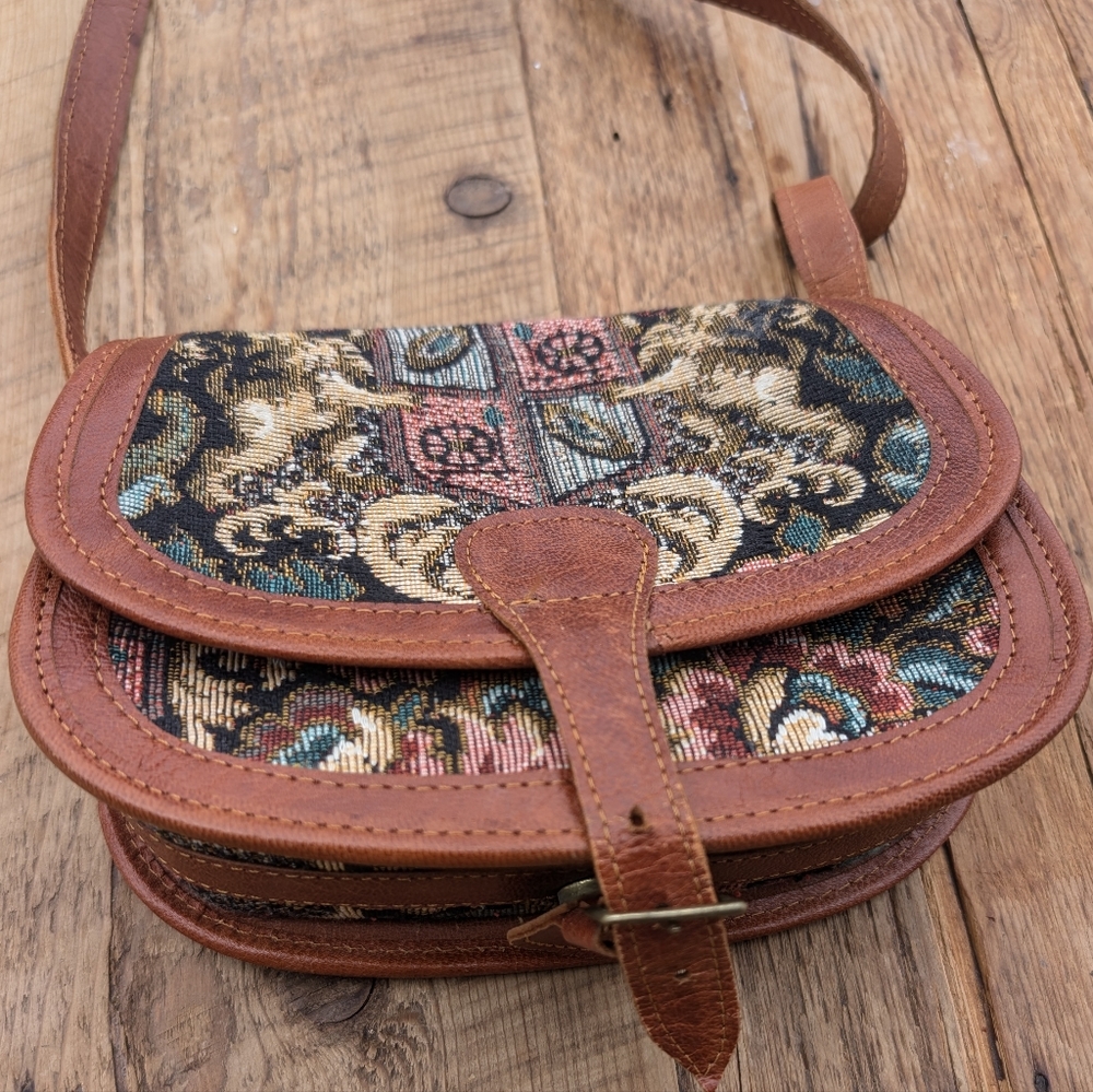 90's VNTG Floral Tapestry Purse